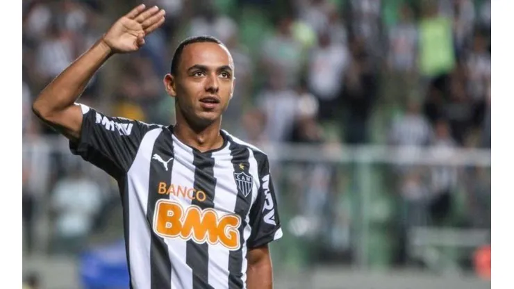 Galo deve rescindir com Dodô; clube sonda zagueiro livre no mercado