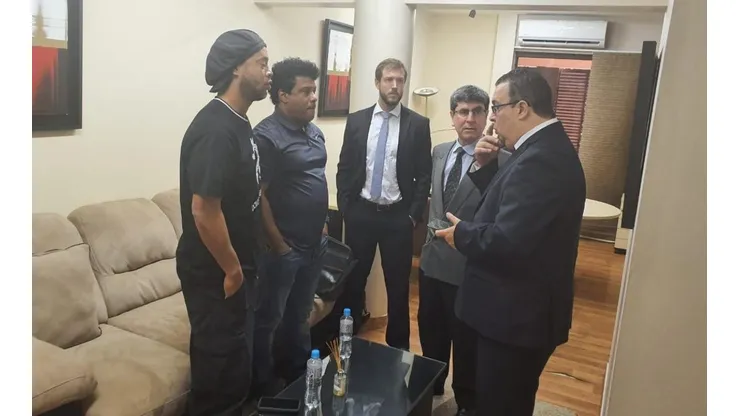 Ronaldinho e Assis em Paraguai — Foto: Divulgação/Ministério Público do Paraguai