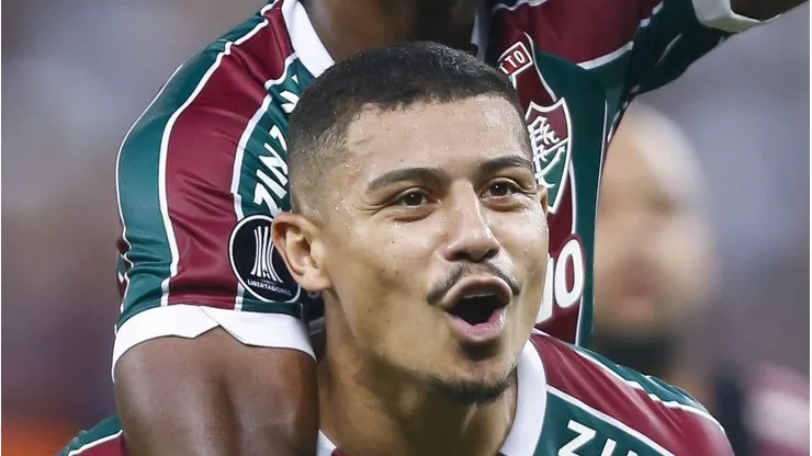 André comemora gol pelo Fluzão. Volante está de saída e diretoria define substituto.