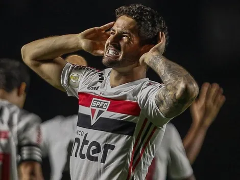 Pato desencanta no São Paulo e rebate jornalista sobre jejum de gols