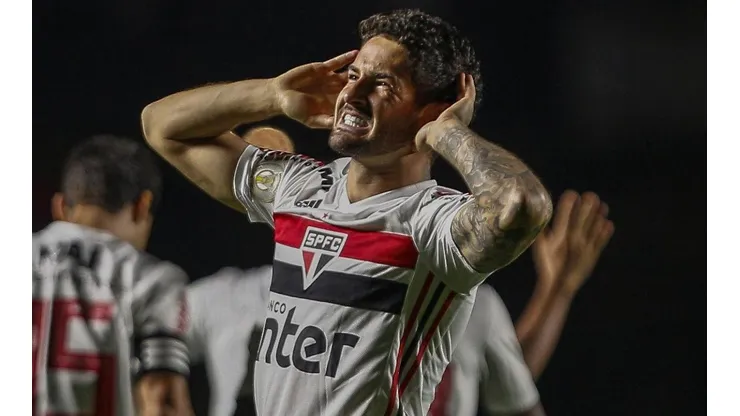 Pato desencanta no São Paulo e rebate jornalista sobre jejum de gols