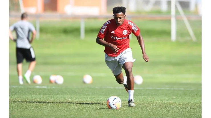 Moisés sente lesão e Coudet aponta substituto no Internacional