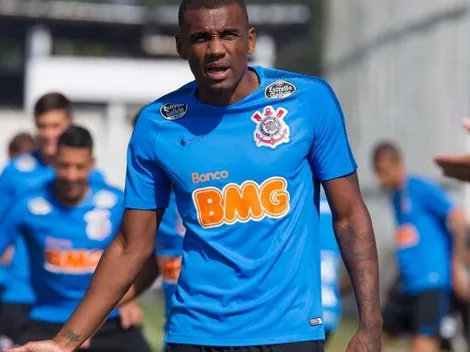 Após ficar sem Marllon, Adilson pede volta de zagueiro no Cruzeiro