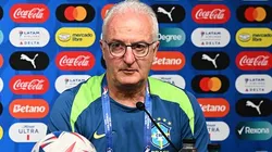 Dorival Júnior durante entrevista coletiva no Allegiant Stadium, durante a Copa América, no dia 05/07/2024. Foto: Candice Ward/Getty Images
