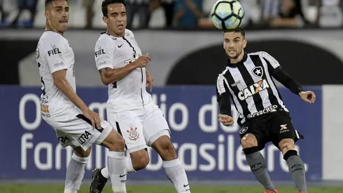 Após saídas de Júnior Urso e Sornoza, Corinthians poderá negociar mais um meio-campista