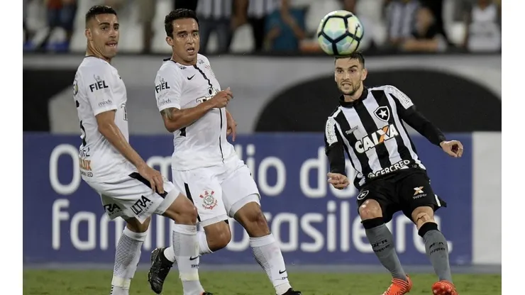 Após saídas de Júnior Urso e Sornoza, Corinthians poderá negociar mais um meio-campista