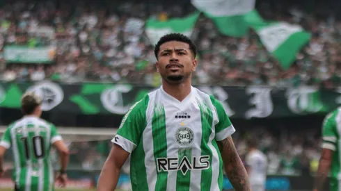 Lucas Ronier comemora seu gol pelo Coritiba. Foto: Robson Mafra/AGIF
