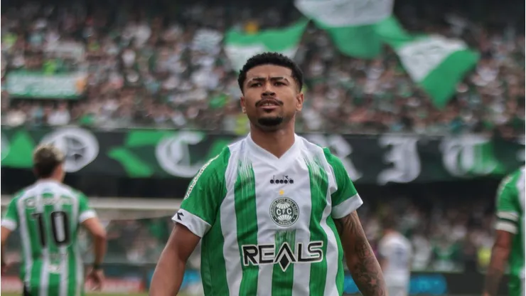 Lucas Ronier comemora seu gol pelo Coritiba. Foto: Robson Mafra/AGIF