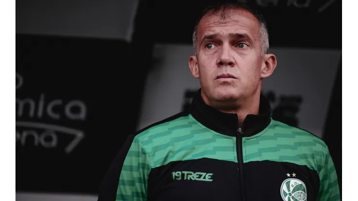 Foto: Ettore Chiereguini/AGIF - Eduardo Baptista fará mudanças na zaga do Juventude contra o Santos nesta terça-feira