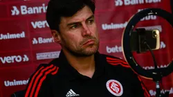 Foto: Luiz Erbes/AGIF - Cacique Medina, ex-Inter, hoje comanda o Vélez e vê Flamengo monitorar o meia Luca Orellano