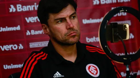 Foto: Luiz Erbes/AGIF - Cacique Medina, ex-Inter, hoje comanda o Vélez e vê Flamengo monitorar o meia Luca Orellano