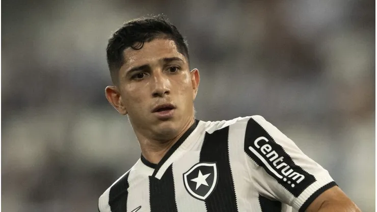 RJ - RIO DE JANEIRO - 02/05/2024 - COPA DO BRASIL 2024, BOTAFOGO X VITORIA - Savarino jogador do Botafogo durante partida contra o Vitoria no estadio Engenhao pelo campeonato Copa Do Brasil 2024.