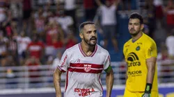 Anselmo Ramon comemora gol pelo CRB na Série B. Foto: Felipe Sostenes/AGIF