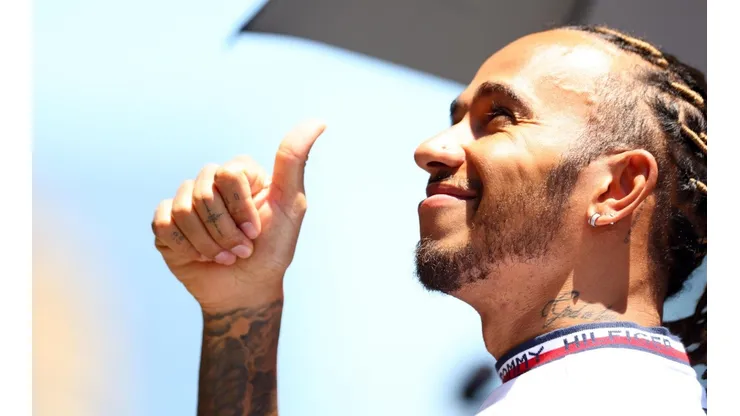Clive Rose/Getty Images/ Fórmula 1 | Em tratamento, Lewis Hamilton garante presença no GP do Canadá: "Não perderia por nada".