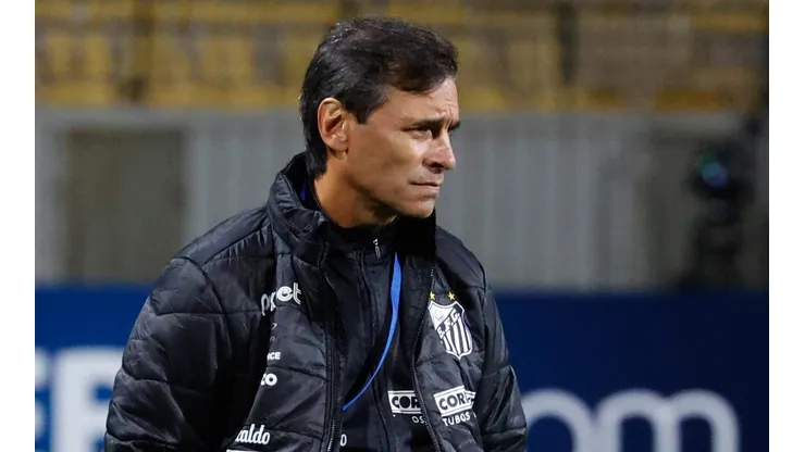 Foto: PhotoSport/AGIF - Meia sem espaço com Bustos será emprestado para outra equipe da Série A
