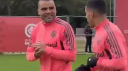 Foto: Reprodução/Rádio Inferno Twitter - Mercado e Gabriel brincam sobre lance do argentino com Gabigol no fim de semana