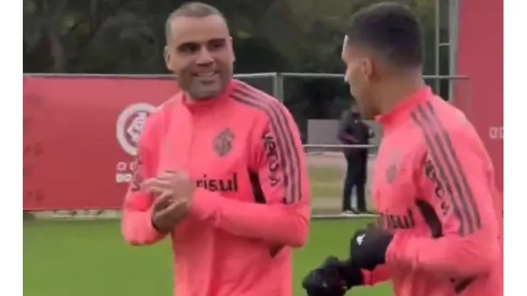 Foto: Reprodução/Rádio Inferno Twitter - Mercado e Gabriel brincam sobre lance do argentino com Gabigol no fim de semana