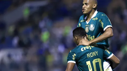 SP - BARUERI - 08/02/2024 - PAULISTA 2024, PALMEIRAS X ITUANO - Rony jogador do Palmeiras comemora seu gol com Jhon Jhonjogador da sua equipe durante partida contra o Ituano no estadio Arena Barueri pelo campeonato Paulista 2024. Foto: Marcello Zambrana/AGIF