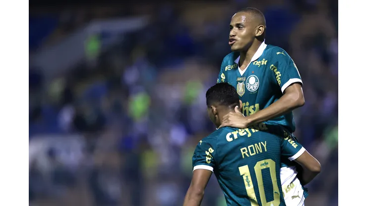 SP - BARUERI - 08/02/2024 - PAULISTA 2024, PALMEIRAS X ITUANO - Rony jogador do Palmeiras comemora seu gol com Jhon Jhonjogador da sua equipe durante partida contra o Ituano no estadio Arena Barueri pelo campeonato Paulista 2024. Foto: Marcello Zambrana/AGIF