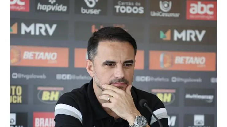 Meia cobiçado pelo Galo recebe proposta de gigante europeu e Caetano corre 'contra' o tempo para contratá-lo