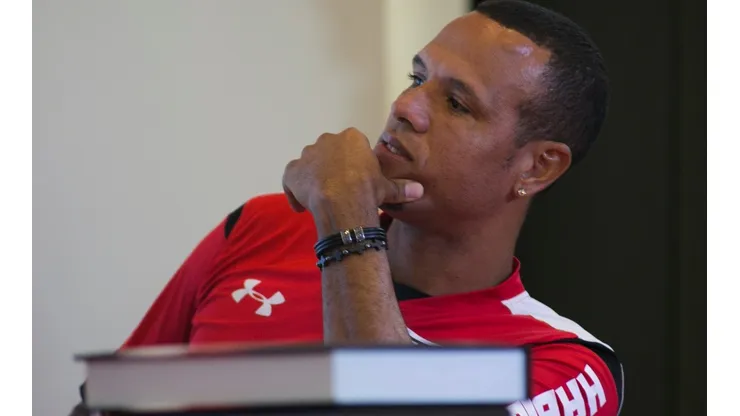 Homenagem a Luis Fabiano durante coletiva de imprensa do Sao Paulo no CT da Barra Funda