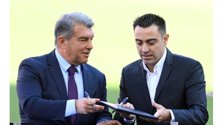 De olho no mercado, Joan Laporta monitora a situação de meio-campista do Vasco e defensor do Santos