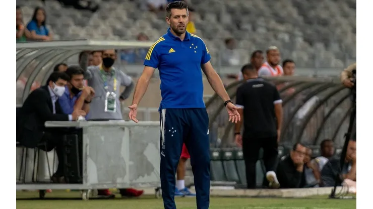 Foto: Alessandra Torres/AGIF - Paulo Pezzolano tem desfalque no sistema defensivo do Cruzeiro