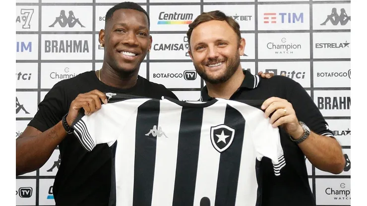Foto: Vitor Silva/Botafogo/Divulgação - Patrick de Paula e Mazzuco: dirigente abriu o jogo sobre planos do Clube para o volante