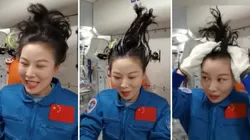 Astronauta chinesa mostra como lavar o cabelo no espaço - Imagem: Reprodução/CNSA – Estação Espacial Nacional da China