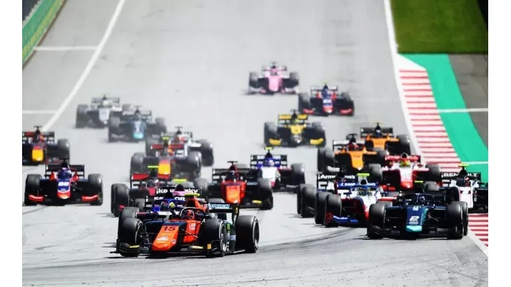 Largada da segunda corrida da Fórmula 2 na Áustria — Foto: Getty Images