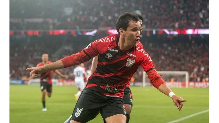 Gabriel Machado/AGIF - Pablo volta a marcar pelo Athletico em vitória