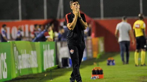 Agif/Jhony Pinho - Fabiano Soares lamenta na Série C e torcida do Vitória fica na bronca