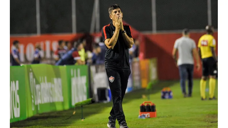 Agif/Jhony Pinho - Fabiano Soares lamenta na Série C e torcida do Vitória fica na bronca
