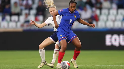 Williamson e Katoto disputam a bola em partida entre Inglaterra x França (Foto: Dean Mouhtaropoulos/Getty Images)