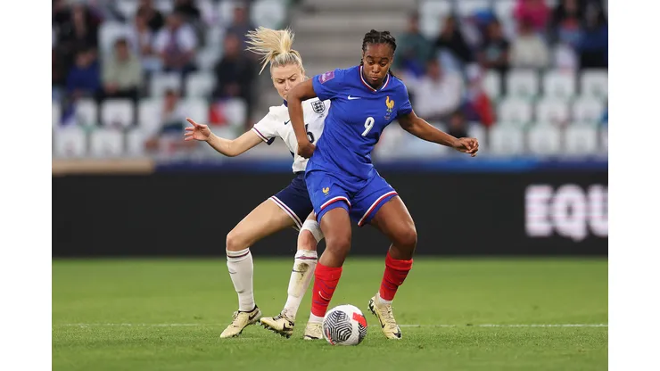 Williamson e Katoto disputam a bola em partida entre Inglaterra x França (Foto: Dean Mouhtaropoulos/Getty Images)