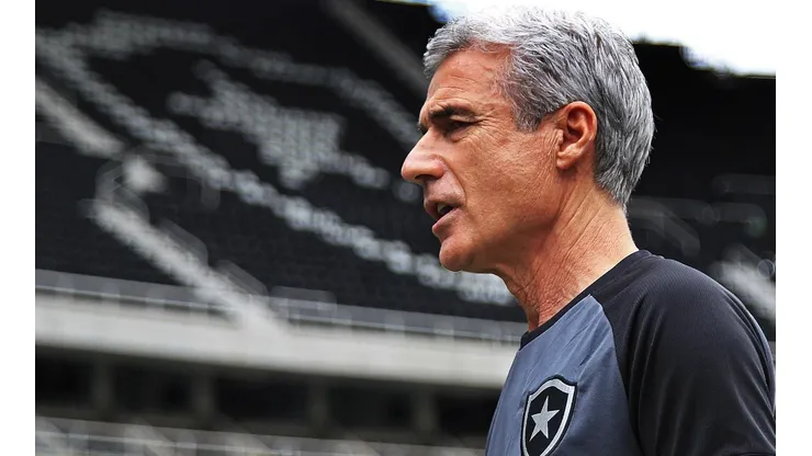 Foto: Vitor Silva/Botafogo/Divulgação - Luís Castro: técnico pode perder um dos destaques do Fogão em 2022