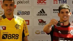 - Ayrton Lucas ao lado do goleiro Santos