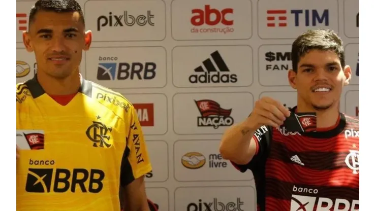 - Ayrton Lucas ao lado do goleiro Santos