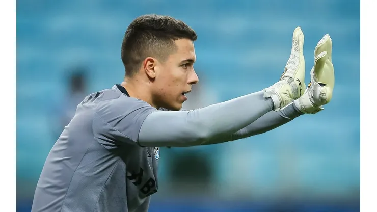 Foto: Pedro H. Tesch/AGIF - Brenno hoje é o titular de Roger Machado na Série B