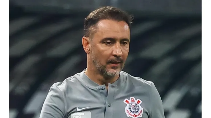 “Elefante branco”; Comentarista ‘crava’ queda no desempenho do Corinthians de Vítor Pereira