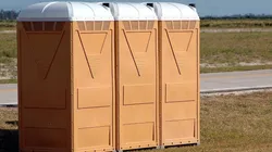 Homem leva banheiro químico para ter relação íntima com namorada e se dá mal. Foto: Pixabay.