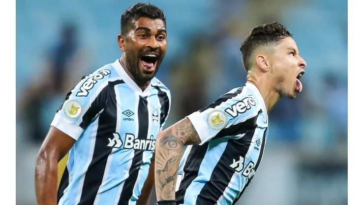 Foto: Pedro H. Tesch/AGIF - Thiago Santos e Diogo Barbosa são dois do grupo que levou "esporro" de Roger no Grêmio