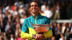 Foto: Adam Pretty/Getty Images - Nadal com a taça de Roland Garros.