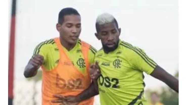 - João Lucas ao lado de Rodinei