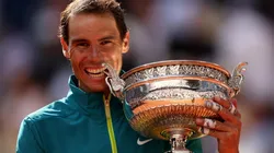 Clive Brunskill/Getty Images - Nadal com a taça de campeão de Roland Garros