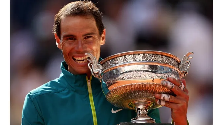 Clive Brunskill/Getty Images - Nadal com a taça de campeão de Roland Garros
