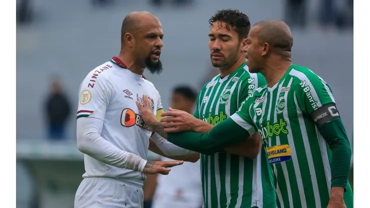 Luiz Erbes/AGIF. Felipe Melo e William Matheus, do Juventude, em discussão durante a partida