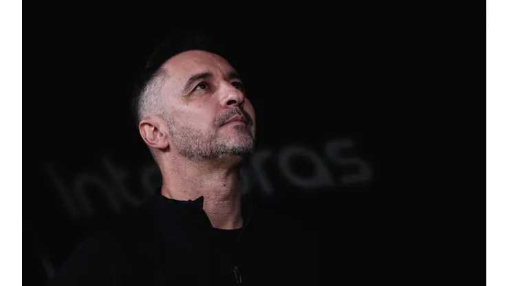 Vítor Pereira voltou a deixar meia do Corinthians fora da lista de relacionados, mesmo com onda de desfalques no time