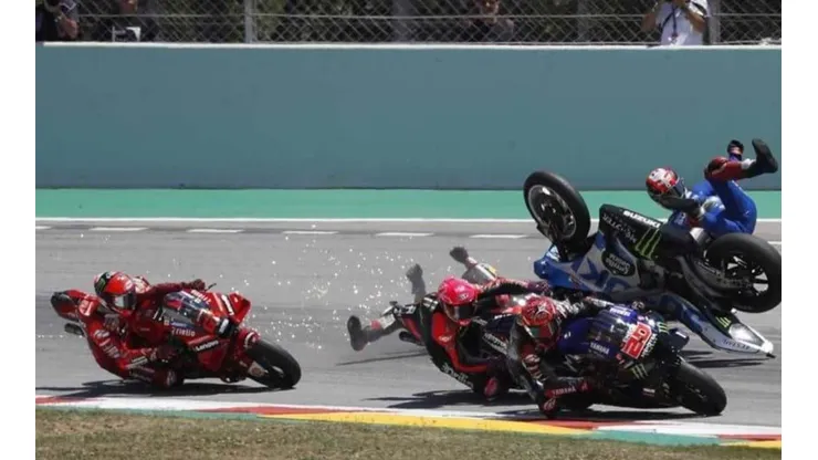 Foto: Divulgação MotoGP - Bagnaia, Nakagami e Rins em acidente na Catalunha