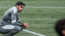 Medalhão de Abel 'desconversa' sobre futuro e afirma estar feliz no Palmeiras: "Acreditam no meu trabalho"